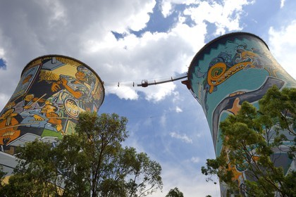 Afrique du Sud, province de Gauteng, Johannesburg, Orlando Towers qui dominent le quartier d'Orlando du township de Soweto, passerelle du Vertical Adventure Centre entre les deux tours de refroidissement de la centrale d'Orlando