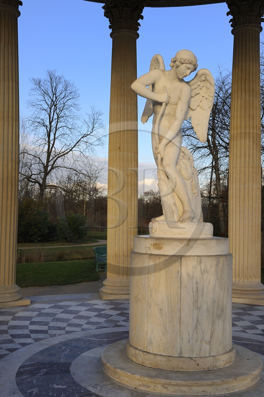 France, Yvelines (78), château de Versailles, classé Patrimoine Mondial de l'UNESCO, le domaine de Marie-Antoinette, jardin du Petit Trianon, le Temple de l'Amour, statue de Cupidon de Bouchardon intitulée L'Amour taillant son arc dans la massue d'Hercule