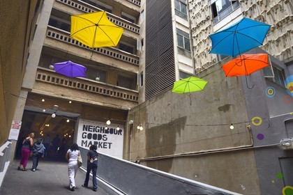 Afrique du Sud, province de Gauteng, Johannesburg, quartier de Braamfontein, Neighbourgoods Market, marché du samedi qui est autant une source d'approvisionnement pour des aliments de la ferme et des produits spécialisés comme il est un point de rencontre de la communauté pour échanger des idées et être entrainé par l'énergie qui fait Joburg