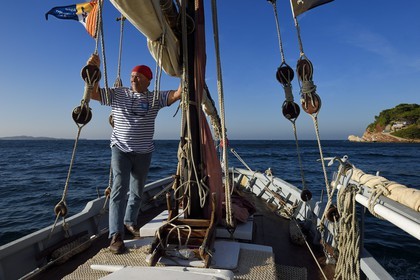 France, Var, Sanary-sur-Mer, Christian Benet who is president of the Sanary Pointus association aboard his eight-meter with Latin sail Pointu called Belle Brise