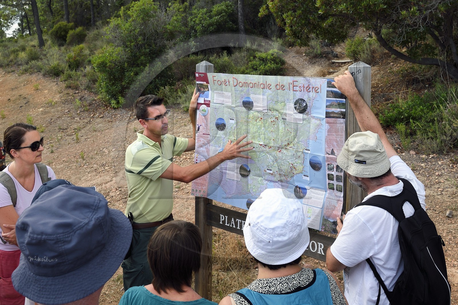 France, Var (83), Agay commune de Saint-Raphaël, massif de l'Estérel, randonnée dans le massif du Cap Roux, Christophe Pint-Girardot agent de l’Office National des Forêts (ONF)