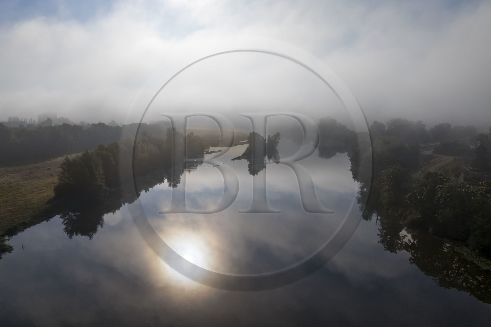 France, Nièvre (58), Nevers, la Loire en amont du Pont de la Loire (vue aérienne)