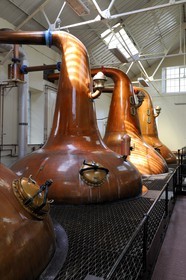 Royaume-Uni, Ecosse, Iles Orcades, Kirkwall, distillerie de whisky Highland Park, distillation du wash dans des alambics en cuivre Pot-stills
