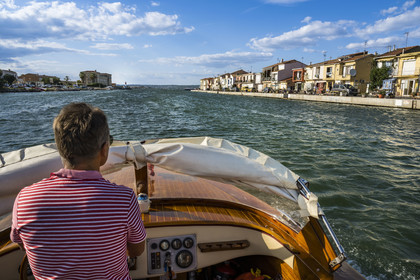 France, Hérault (34), Sète, quartier de la Pointe Courte sur les rives de l'étang de Thau, Jean Christophe Lucien Gay, capitaine du bateau Sant'Helena propose une découverte de la ville par ses canaux