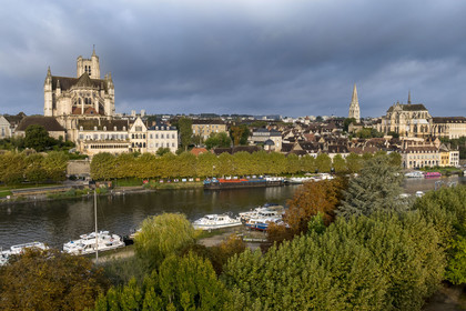 France, Yonne (89), Auxerre, la cathédrale Saint-Etienne et l'abbaye Saint-Germain à droite, la Coulée verte cyclable en bordure de l'Yonne sur le quai face au port (vue aérienne)