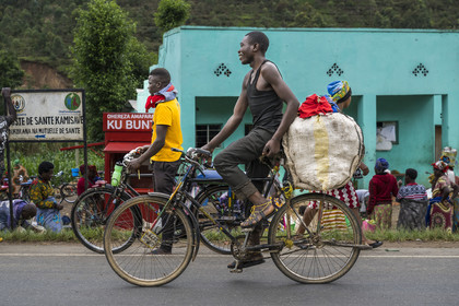 Rwanda, Province du Nord, District de Musanze (Ruhengeri), jour de marché à Muryabazira sur la Route Nationale 4 entre Kigali et Ruhengori, transport de gros sacs sur une bicyclette, les bicyclettes sont le principal moyen de transport local