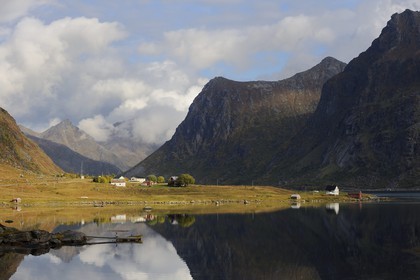 Norvège, Nordland, Iles Lofoten, Ile de Flakstadoy, petites fermes au bord d'un lac