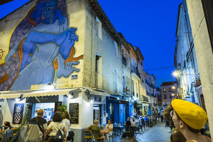 France, Hérault (34), Sète, fresque murale qui fait parti du MACO - Musée à ciel ouvert, Les amoureux des bancs publics de l'artiste Stew dans la rue Roch Bosco (Rue de la Bibliothèque)