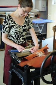 France, Côte d'Or (21), Semur-en-Auxois, ecole atelier des Arts de la reliure, unique en France