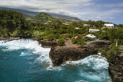 France, Ile de la Reunion, Saint-Joseph, le petit port de la Marine de Langevin dans un couloir naturel de roche basaltique issue d'une ancienne coulée de lave qui a permis l'installation d'un débarcadère (vue aérienne)