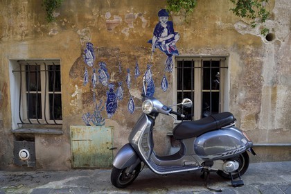 France, Alpes-Maritimes (06), Cannes, la vieille ville dans le quartier Le Suquet, street art d'Olivia Paroldi rue Coste Corail