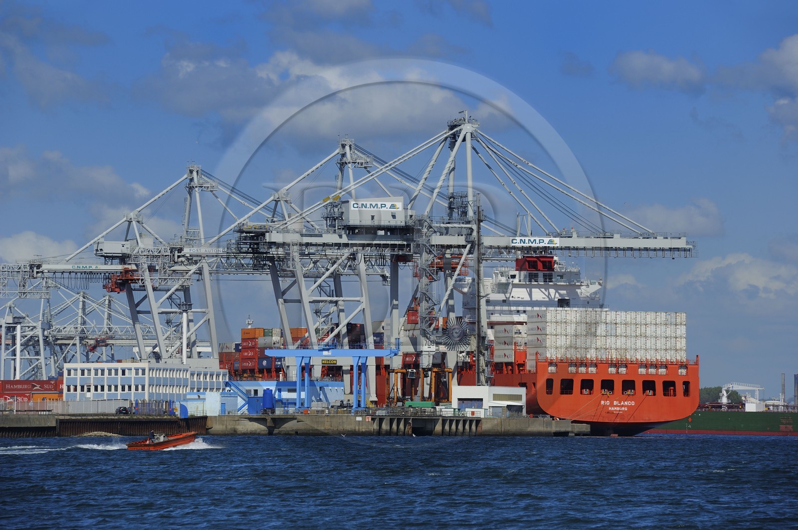 France, Seine-Maritime (76), Le Havre, port de commerce, porte-conteneurs dans le Bassin de chargement René Coty et grues