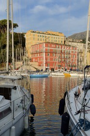 France, Haute-Corse (2B), Bastia, immeuble (la maison du Club Nautique en rouge) sur le vieux port quai Albert Gillio
