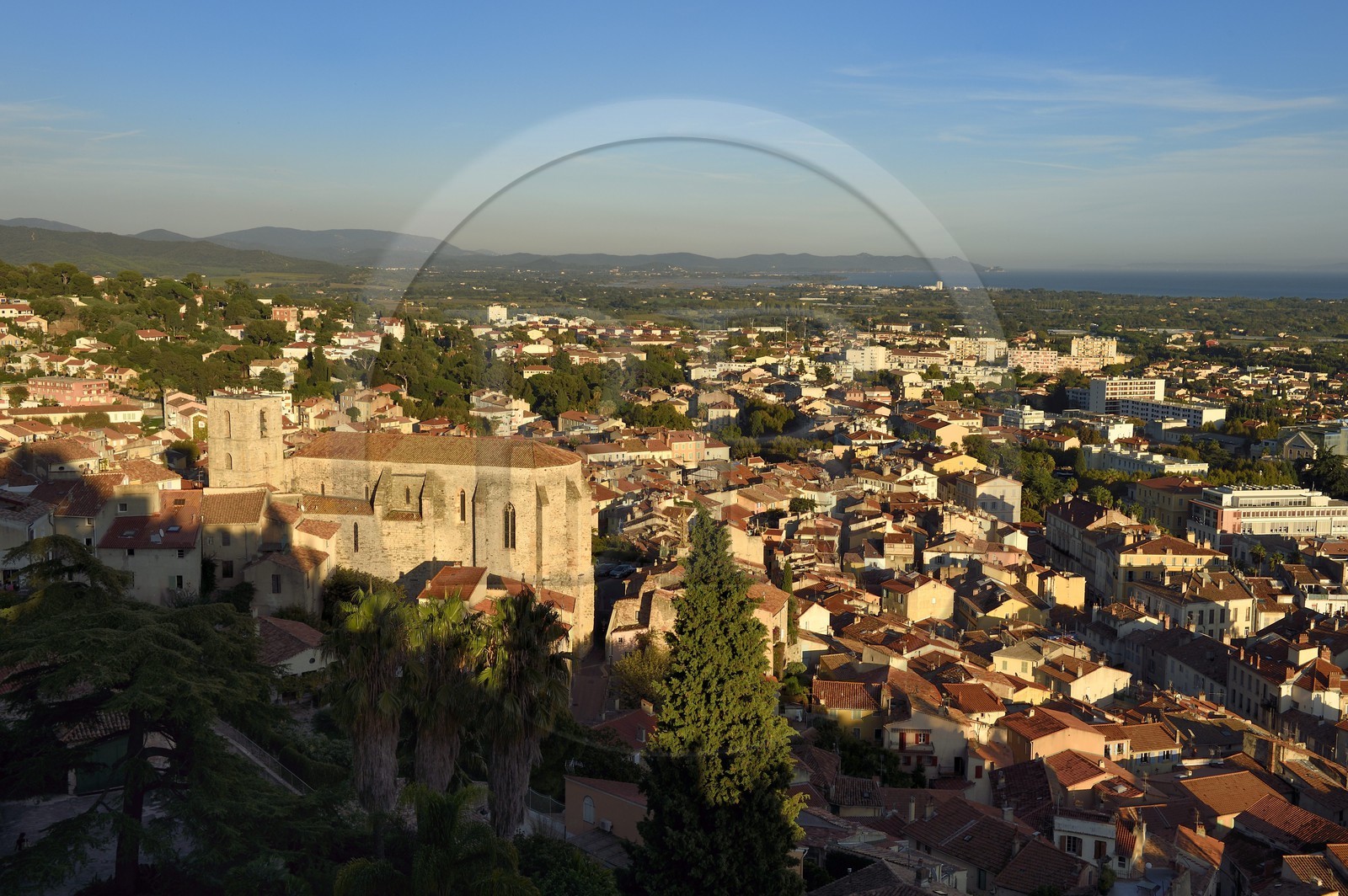 France, Var (83), Hyères, la Collégiale Saint Paul dominant la vieille ville