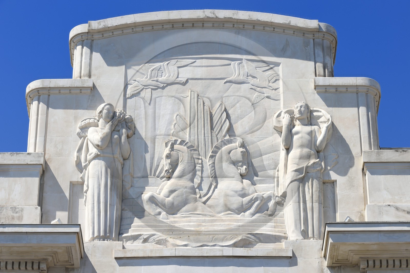 France, Alpes-Maritimes (06), Nice, Promenade des Anglais, détail de la facade Art déco du Palais de la Méditerrannée