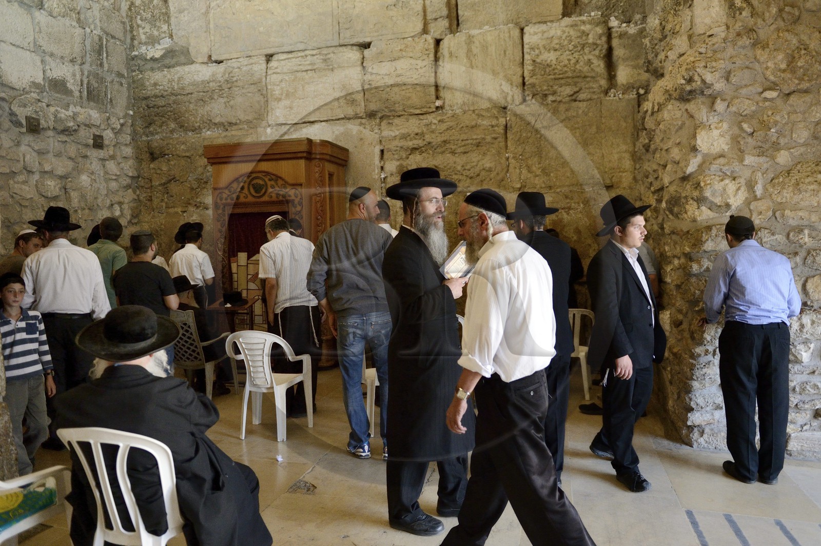 Israel, Jérusalem, ville sainte, vieille-ville classée Patrimoine Mondial de l'UNESCO, partie couverte du Mur des Lamentations ou mur occidental faisant partie des murs de soutènement de l'esplanade du Temple construite par Hérode Ier le Grand, Juifs orthodoxes en prière