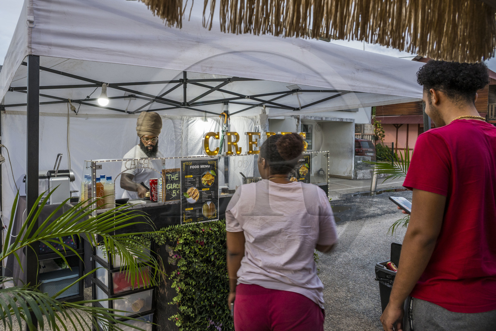 France, Guyane, Iracoubo, stand de street food vendant des crèpes