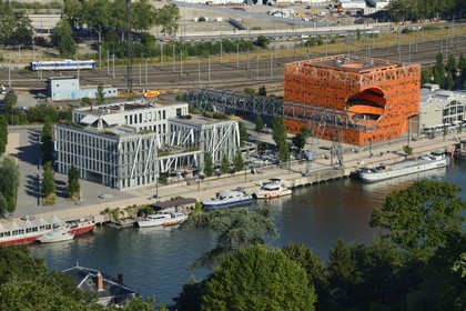 France, Rhône (69), Lyon, nouveau quartier de La Confluence au sud de la Presqu'île, Quai Rambaud, le Cube Orange imaginé par les architectes Dominique Jakob et Brendan MacFarlane et le siège de Radio Espace à gauche