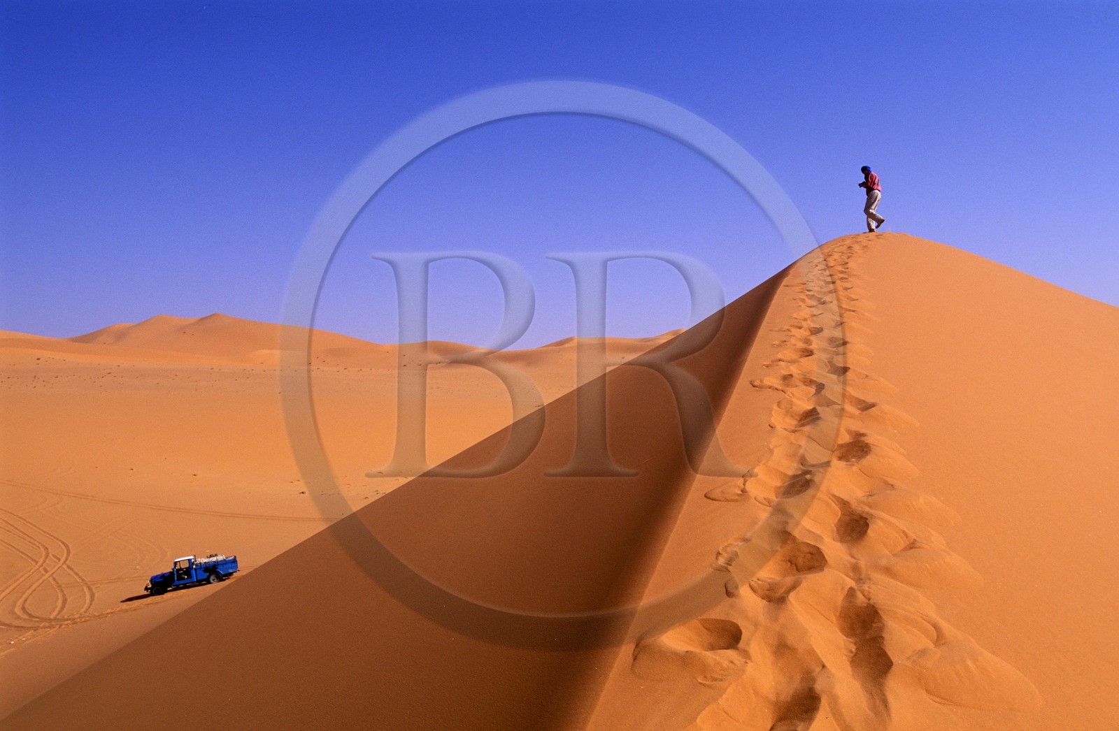 Libye, région du désert, Le Fezzan (Sahara), touriste dans les dunes de l'Erg Titerssin (à l'ouest de Serdeles) Libye, région du désert, Le Fezzan (Sahara), touriste dans les dunes de l'Erg Titerssin (à l'ouest de Serdeles)
