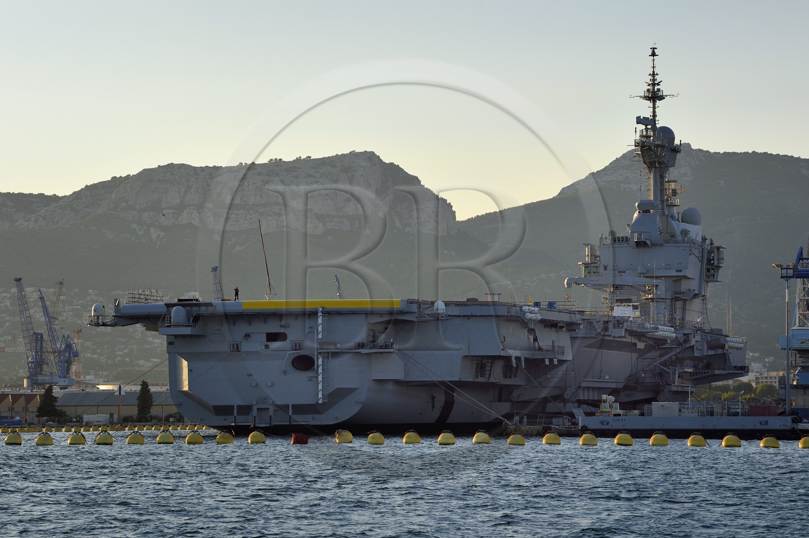 France, Var (83), Toulon, la base navale (Arsenal), le porte-avions à propulsion nucléaire Charles de Gaulle en rénovation de mi-vie