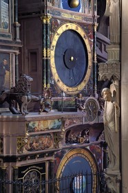 France, Bas-Rhin (67), Strasbourg, vieille ville classée au Patrimoine Mondial de l'UNESCO, la cathédrale Notre-Dame, bras sud du transept, l'horloge astronomique et une statue du pilier des Anges construit vers 1230