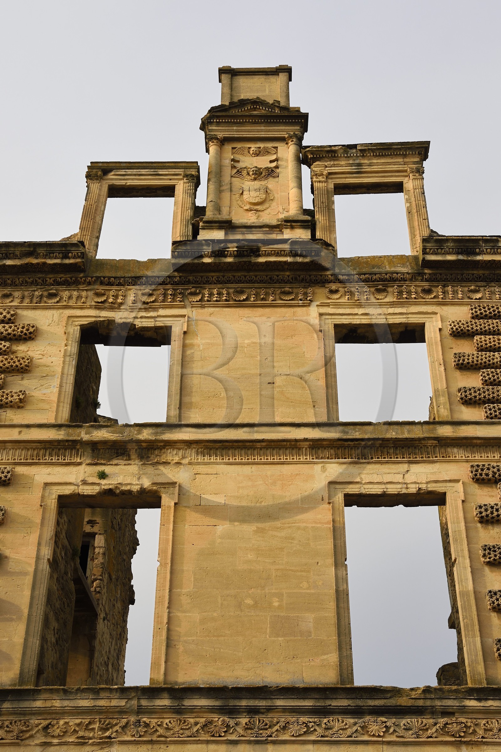 France, Vaucluse (84), Parc Naturel Regional du Luberon, La Tour d'Aigues, ruines du chateau Renaissance