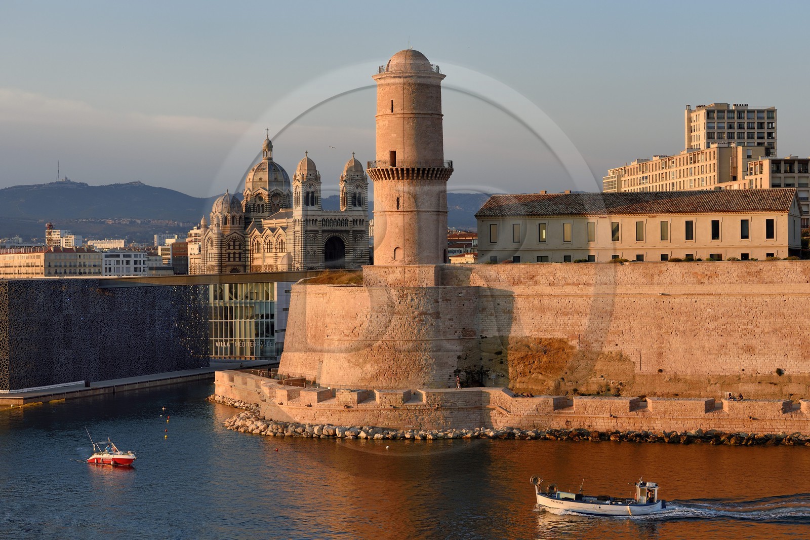 France, Bouches-du-Rhône (13), Marseille, MuCEM (Musée des civilisations de l'Europe et de la Méditerranée) par les architectes Rudy Ricciotti et R. Carta, le Fort Saint Jean et la cathédrale La Major France, Bouches-du-Rhône (13), Marseille, MuCEM (Musée des civilisations de l'Europe et de la Méditerranée) par les architectes Rudy Ricciotti et R. Carta, le Fort Saint Jean et la cathédrale La Major