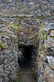 France, Finistère (29), Baie de Morlaix, Presqu'ïle de Kernehelen, site mégalithique du Cairn de Barnenez vieux de 6000 ans, dolmen à couloir, une des entrées de chambres