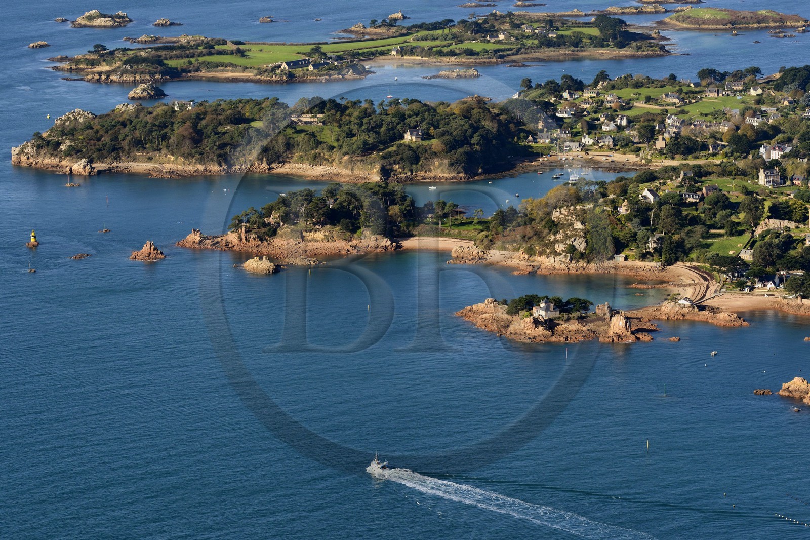 France, Côtes-d'Armor (22), Ile de Bréhat, Ile de Béniguet (ou Biniguet) à l'arrière plan (vue aérienne)