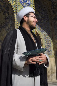 Iran, province d'Ispahan, Ispahan, la mosquée de l'Imam ou mosquée du Chah (Shah), un mollah