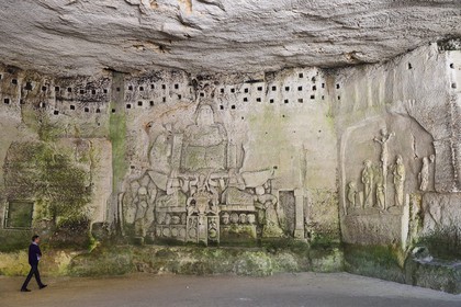 France, Dordogne (24), Brantôme, l'abbaye bénédictine Saint-Pierre de Brantôme, vestiges du premier monastère aménagé dans le pied de la falaise avec notamment la grotte du Jugement Dernier, à droite la Crucifixion du début XVIIème siècle, à gauche bas relief du XV ème siècle sous le pigeonnier