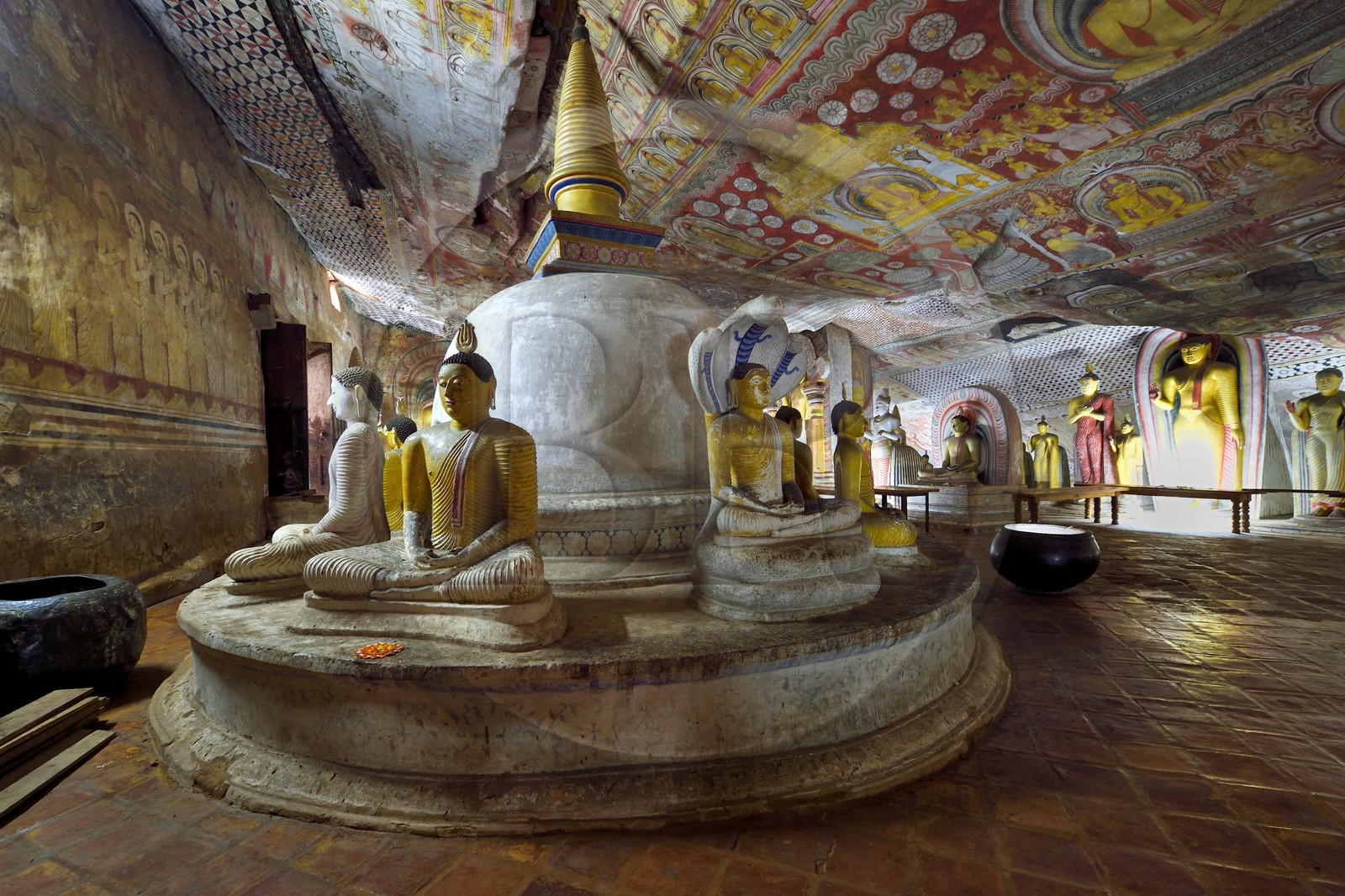 Sri Lanka, province du centre, district de Matale, Dambulla, Temple du Rocher Royal aussi appelé Ran Giri (Rocher doré) classé patrimoine mondial de l'UNESCO, la grotte n°2 Maharaja Viharaya est la plus vaste