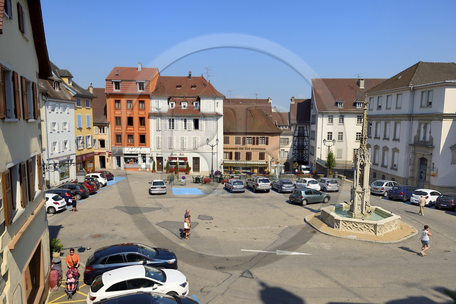 France, Haut-Rhin (68), Sundgau, Altkirch, la fontaine de la Vierge sur la place de la République