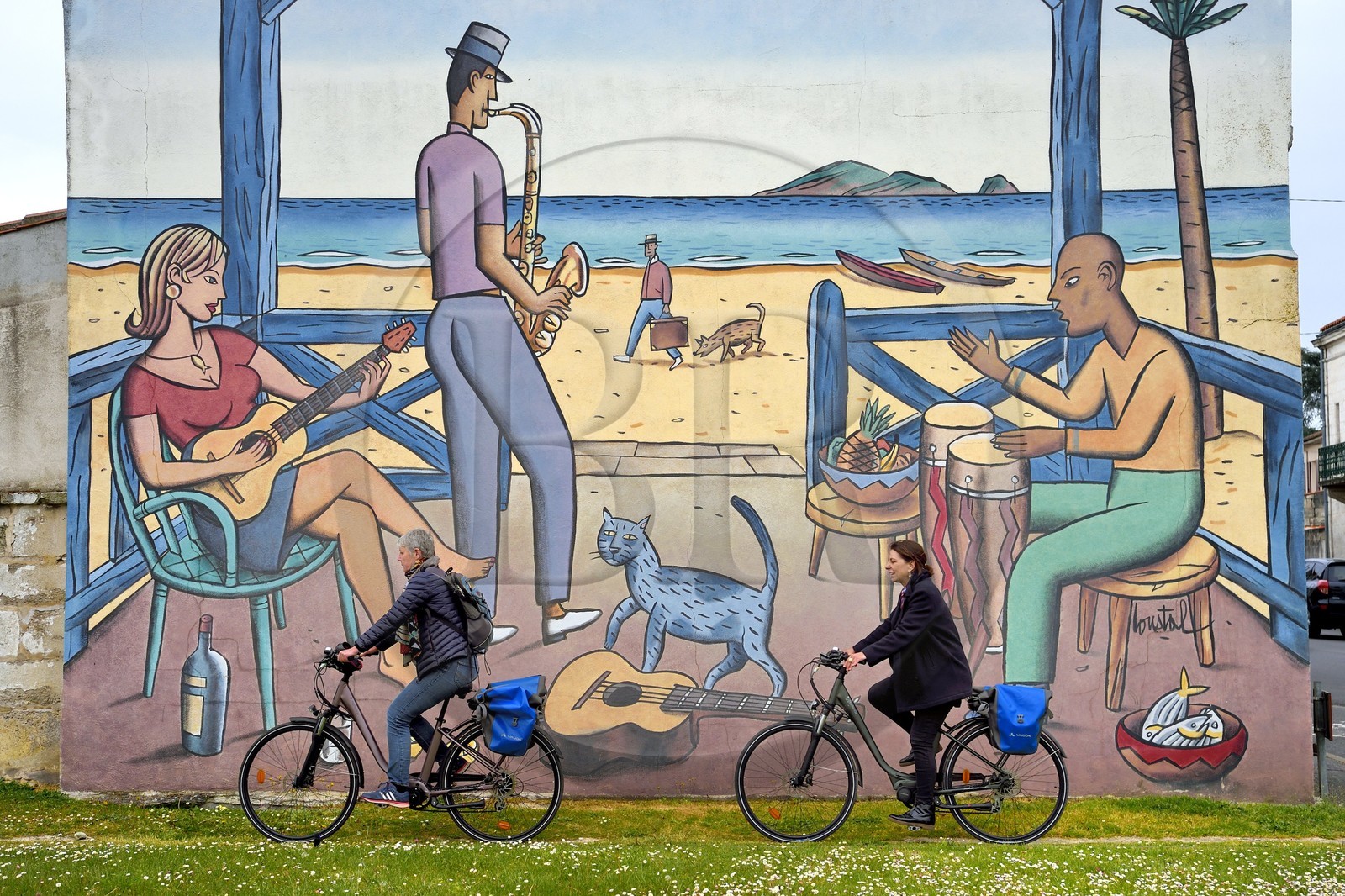 France, Charente (16), Angoulême, Place de la Madeleine , cycliste faisant la véloroute La Flow Vélo devant La Guitariste, mur peint d'après un dessin original de Loustal et réalisé par la Cité de la création en 2005