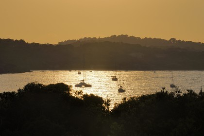 France, Var (83), coucher de soleil sur la presqu'île de Giens