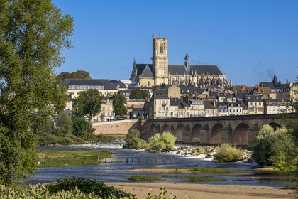 France, Nièvre, Nevers, the Loire downstream from the Pont de la Loire and the Saint-Cyr-et-Sainte-Julitte cathedral in the background