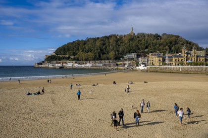 Espagne, province du Guipuscoa (Gipuzkoa), Saint-Sébastien (Donostia),  la plage de la Concha au pied du Mont Urgull et du chateau de La Mota