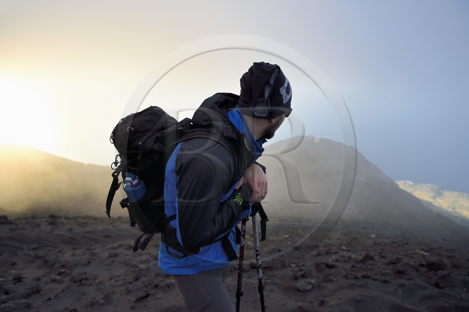 Italie, Sicile, iles Eoliennes, classées Patrimoine Mondial de l'UNESCO, ile de Stromboli, randonneur dans l'ascension du volcan