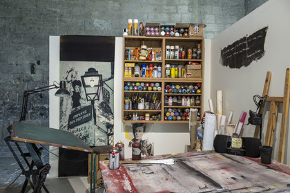 France, Vaucluse (84), Avignon, Palais des Papes classé Patrimoine mondial de l'UNESCO, reconstitution de l'atelier de l'artiste de street art Miss.Tic connue pour ses œuvres au pochoir à l'occasion de son exposition A la vie, à l’amor en 2024