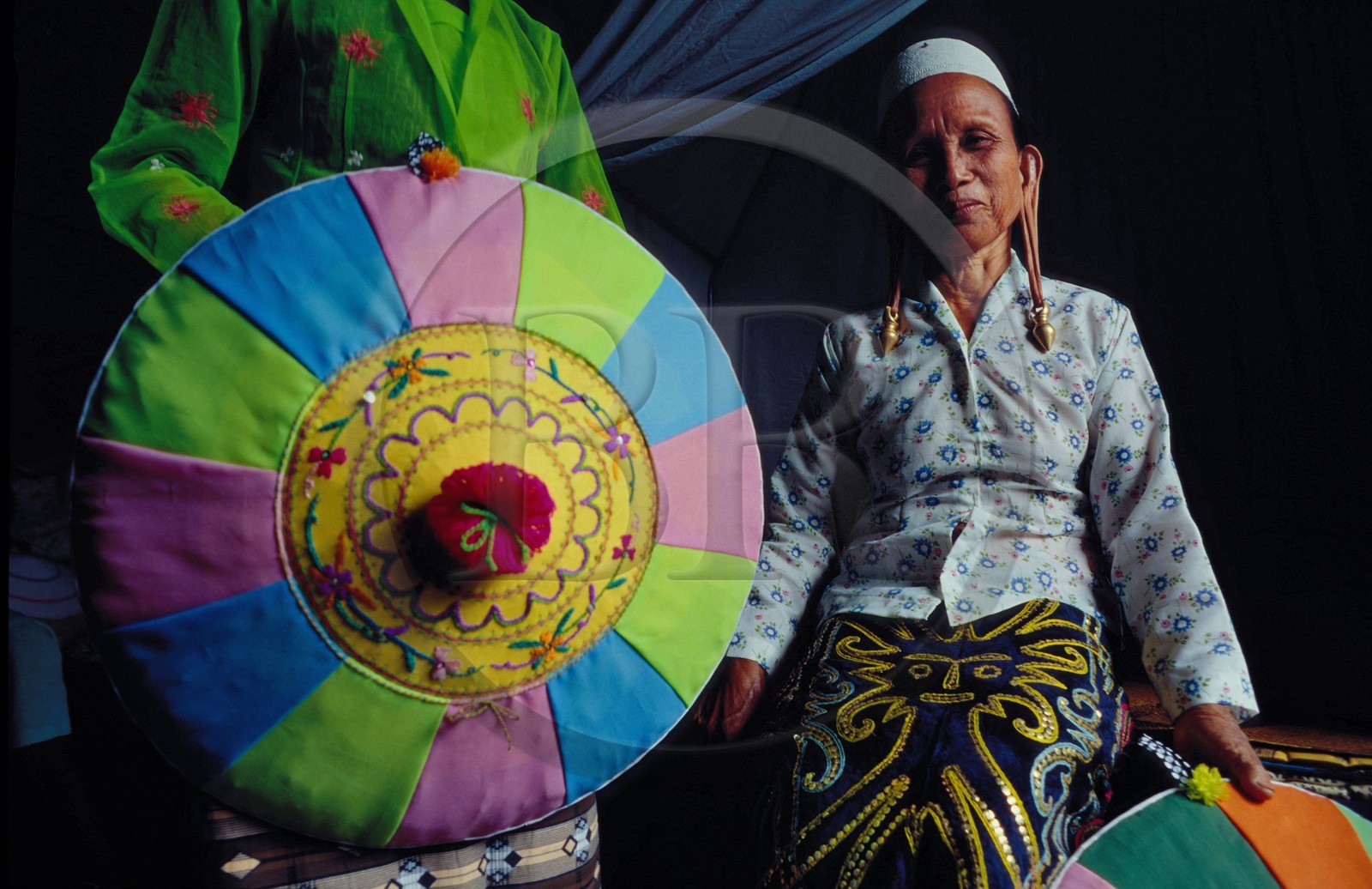 Indonésie, île de Bornéo, Kalimantan, femme en costume traditionnel dans le village Kenyah