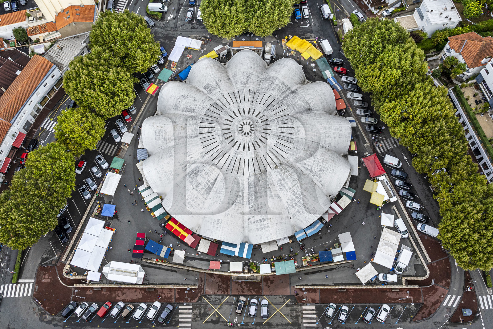France, Charente-Maritime (17), Royan, marché central (1955) des architectes Louis Simon et André Morisseau en forme de conque d’un grand coquillage blanc (vue aérienne)
