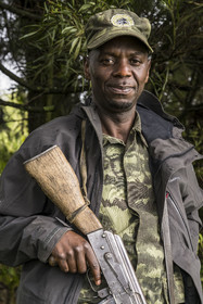 Rwanda, Province du Nord, Parc National des Volcans dans la chaine des Monts Virunga, mont Karisimbi, le garde du Parc Leonard armé d'un fusil mitrailleur pour la protection des visiteurs et contre les braconiers