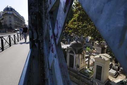 France, Paris (75), le cimetière de Montmartre sous le pont de la rue Caulaincourt