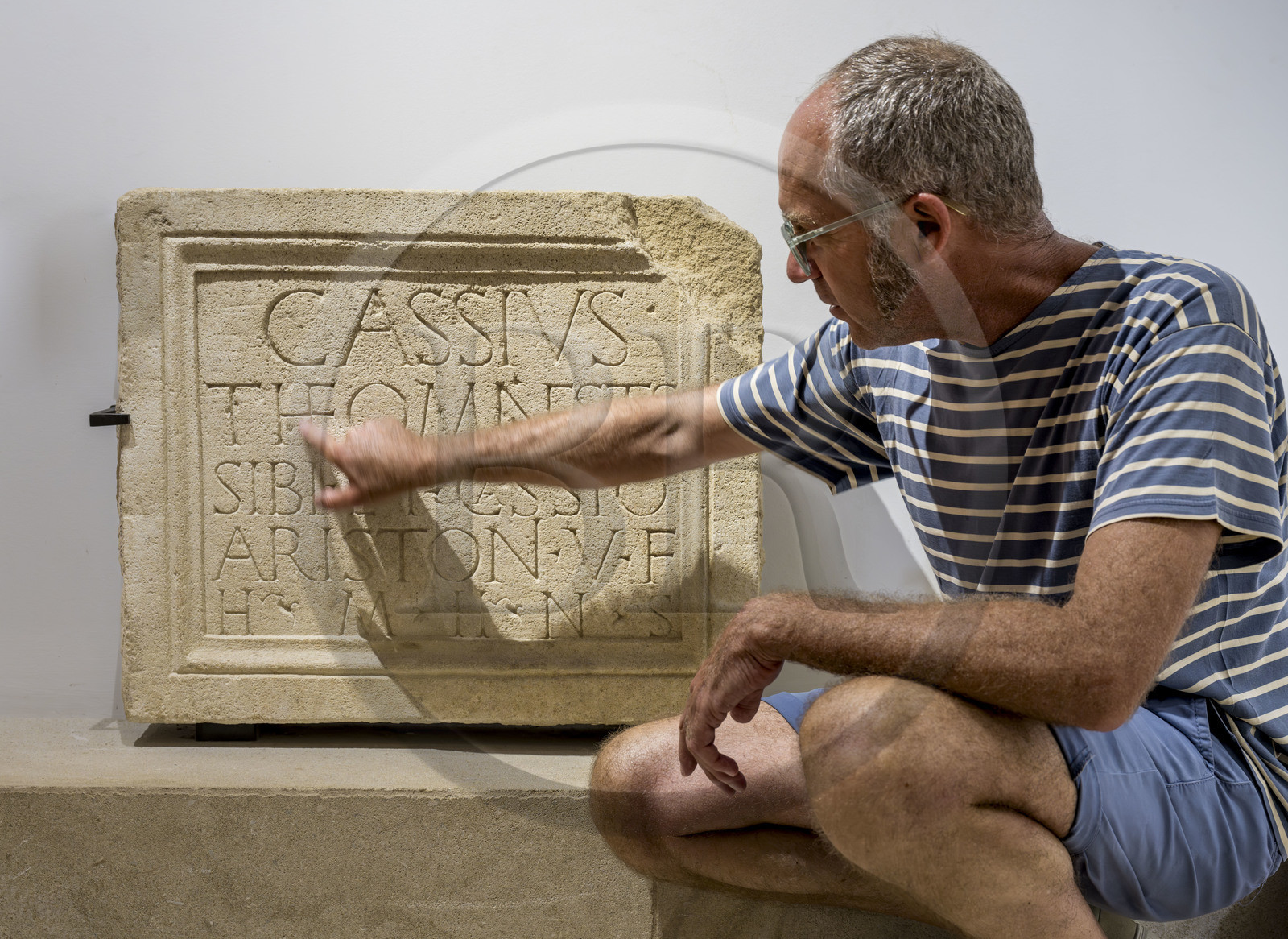 France, Vaucluse (84), Vaison-la-Romaine, site archéologique de Puymin, musée archéologique Théo Desplans, inscription funéraire sur un monument funéraire romain de Cassius Theomnestus et de Cassius Aristo trouvé à Vaison, Cassius Theomnestus a fait faire (ce monument) de son vivant pour lui même et pour Cassius Aristo. Ce monument ne fait pas parti de l'héritage, décripté par Jean-Marc Mignon, archéologue et attaché principal de conservation du patrimoine du Vaucluse