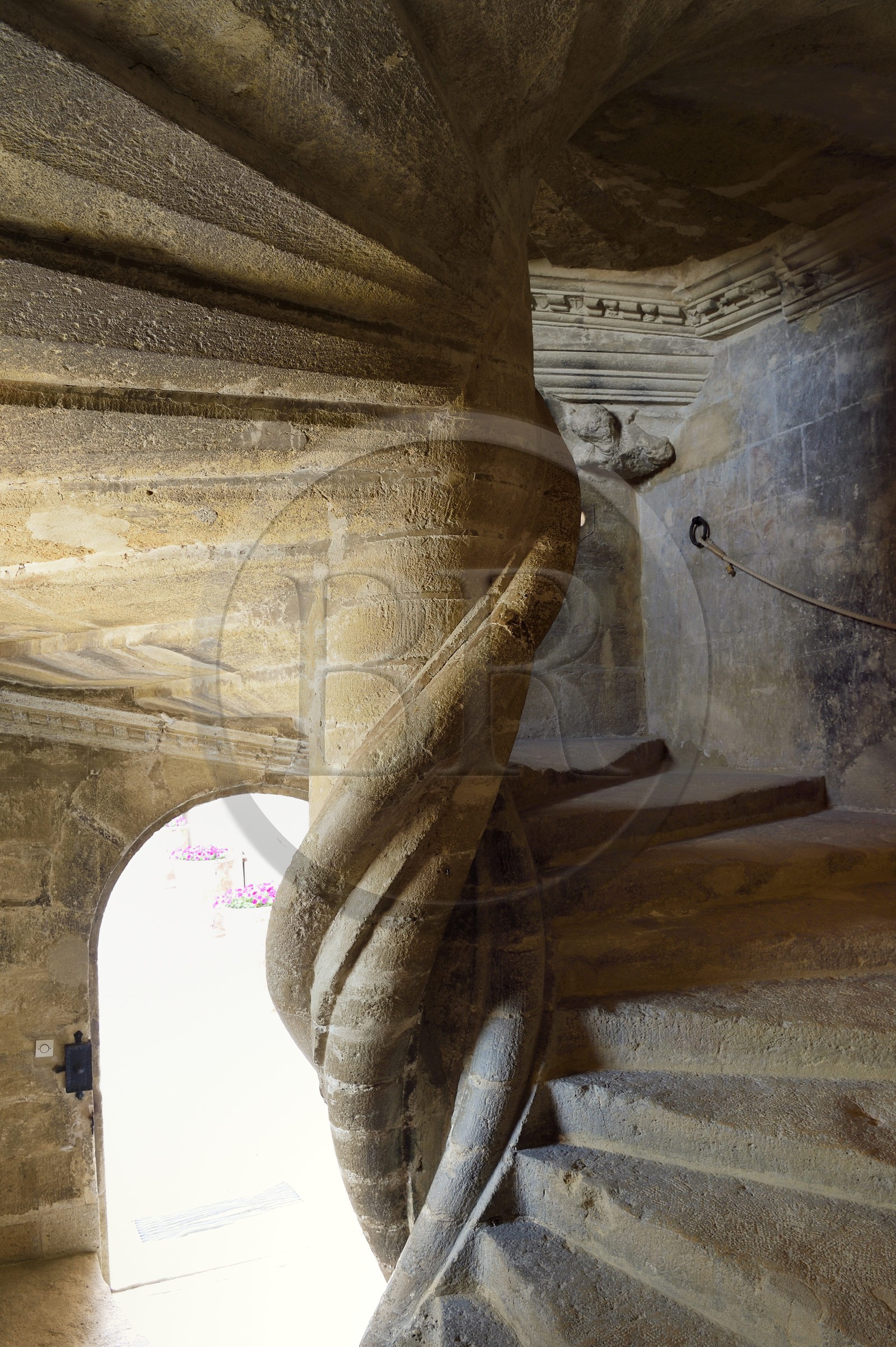 France, Vaucluse (84), Parc Naturel Regional du Luberon, Lourmarin, labellisé Les Plus Beaux Villages de France, le chateau des XVè et XVIè siècles Renaissance, escalier Renaissance à vis avec une colonnade à double torsade