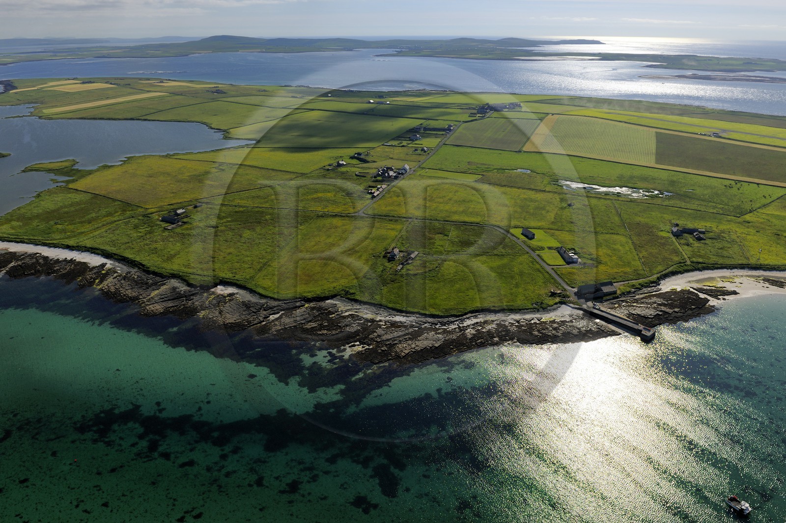 Royaume-Uni, Ecosse, Iles Orcades, Ile de Papa Westray, champs et fermes éparses sur cette toute petite île (environ 9 km²) (vue aérienne)