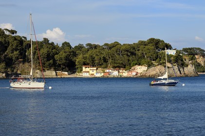 France, Var (83), la rade de Toulon, le petit port des cabanons de l'anse de Méjean