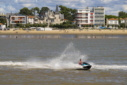 France, Charente-Maritime (17), Royan, front de mer et plage de la Grande-Conche avec le petit immeuble (en orange) La Perrinière des annnées 50 conçu par les architectes M. Barnier et J. Daugrois