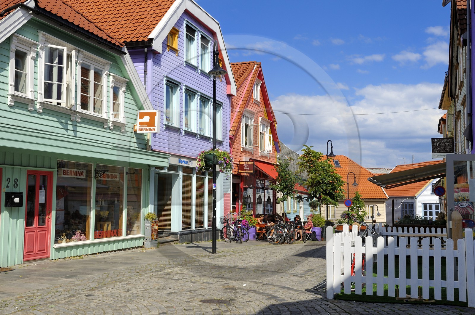 Norvège, Rogaland, Stavanger, les maisons et commerces colorés de la rue Holmegate