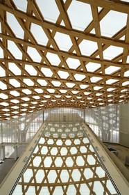 France, Moselle (57), Metz, quartier de l'Amphithéâtre, le Centre Pompidou-Metz, centre d'art conçus par les architectes Shigeru Ban et Jean de Gastines, le grand miroir de Daniel Buren